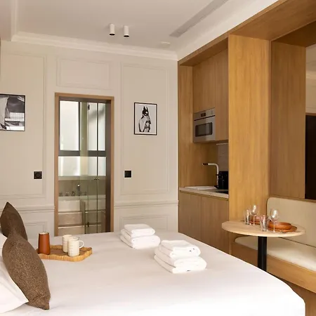 Avec Jacuzzi & Cinema-gare Mont Parnasse * Paris