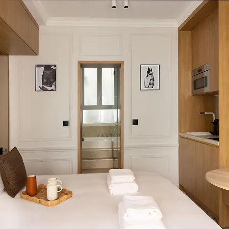 Avec Jacuzzi & Cinema-gare Mont Parnasse