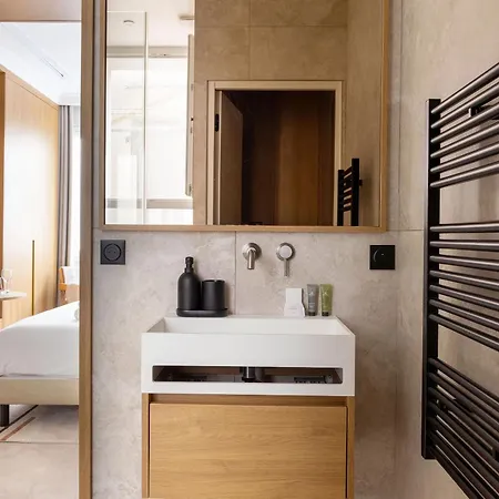 Avec Jacuzzi & Cinema-gare Mont Parnasse *